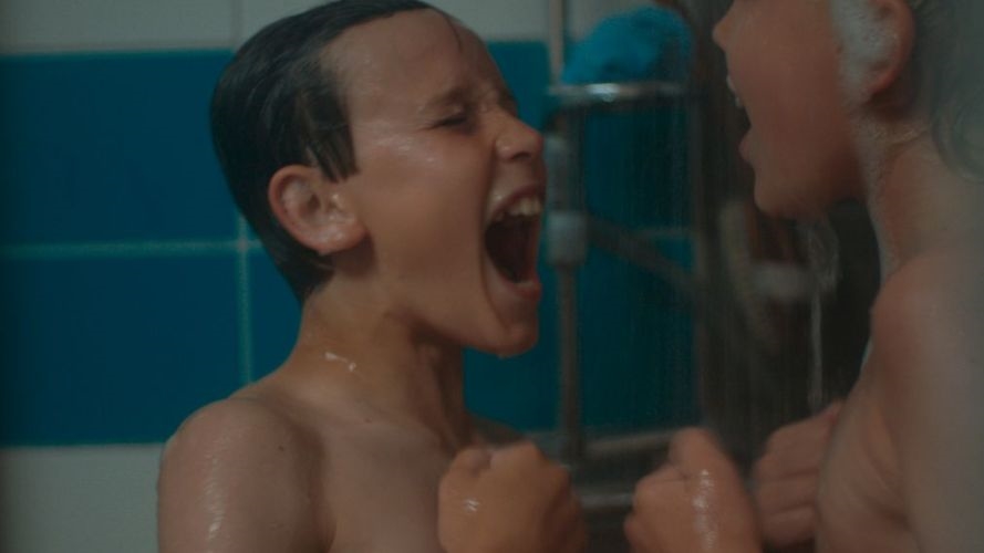 Ανακοίνωση Π.Ε.ΣΥ.Θ. για τη δικαίωση της συναδέλφισσας σχετικά με την ταινία «Shower&nbsp;boys»